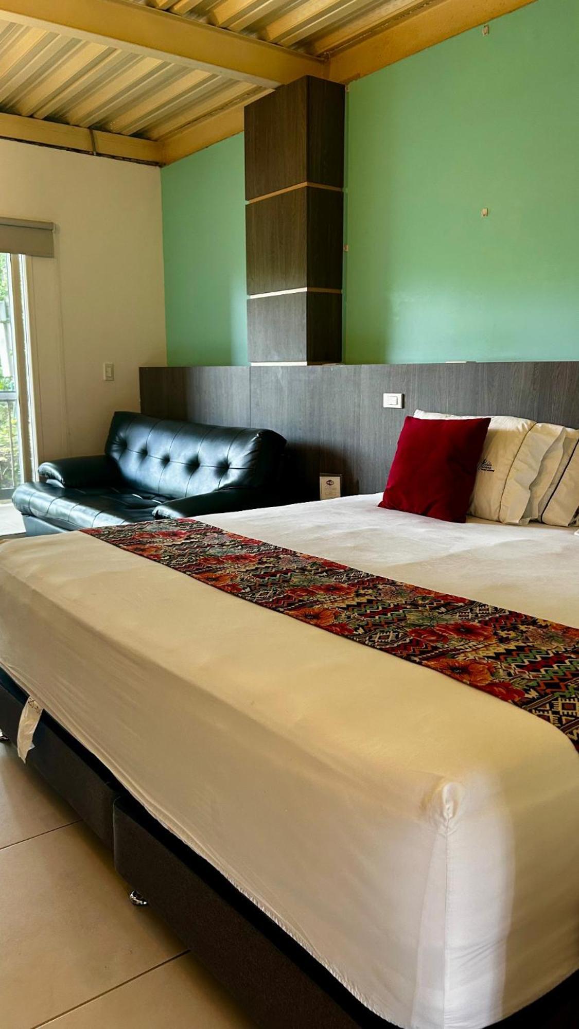 Cerritos Villa Juana Hotel מראה חיצוני תמונה